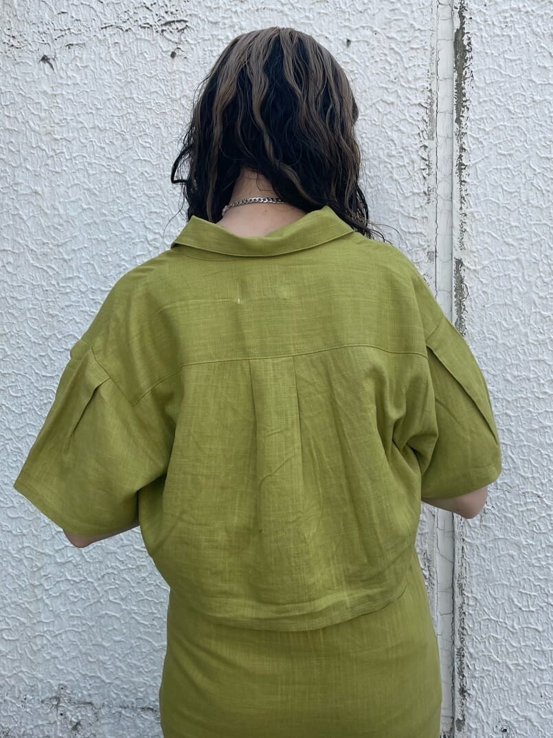 ブラック系のブーツ、グリーン系のシャツ/ブラウス、ホワイト系のTシャツ/カットソーを着用したレディースの春コーディネートの7枚目の写真