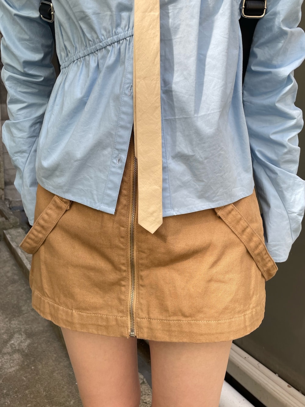 レッド系のシャツ/ブラウス、ベージュ系のスカート、ブルー系のシャツ/ブラウスを着用したレディースの冬コーディネートの7枚目の写真