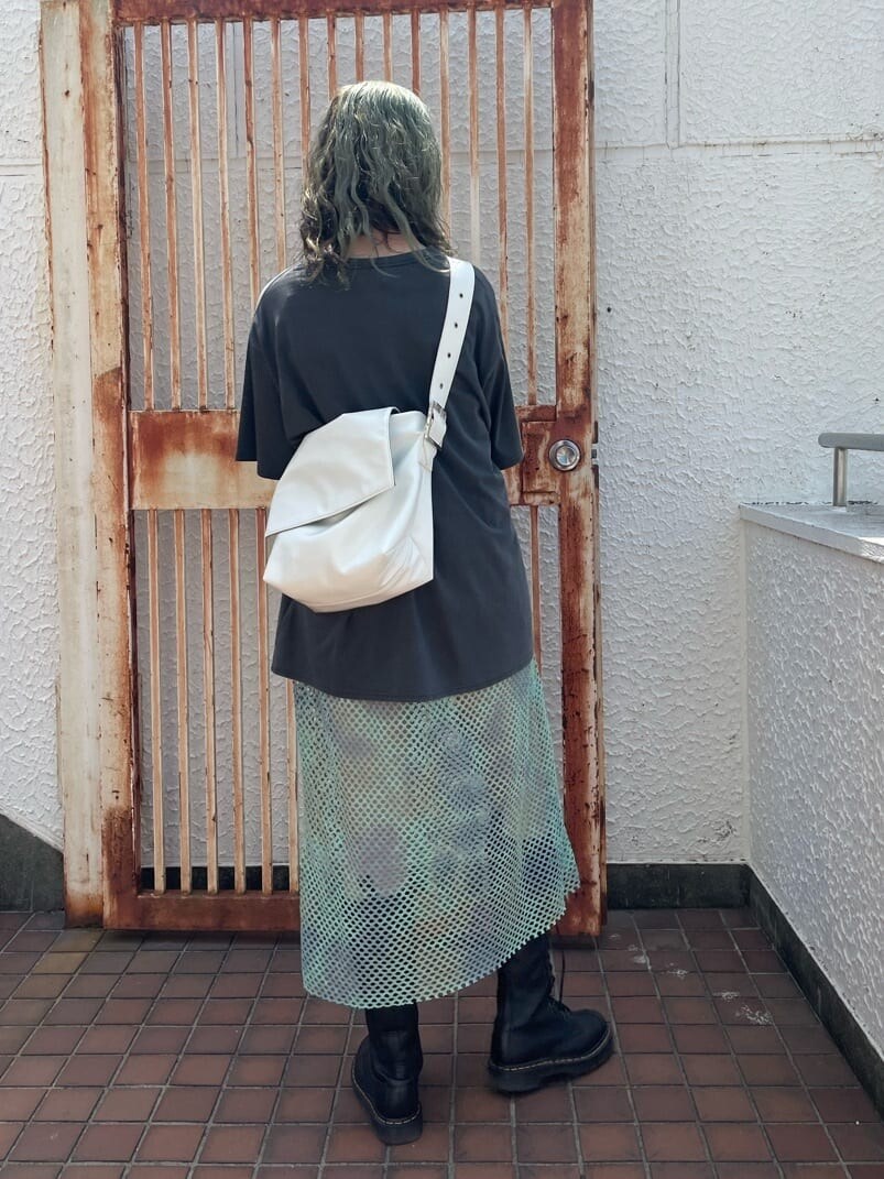 ブラック系のブーツ、ブラック系のTシャツ/カットソー、グリーン系のワンピースを着用したレディースの夏コーディネートの3枚目の写真