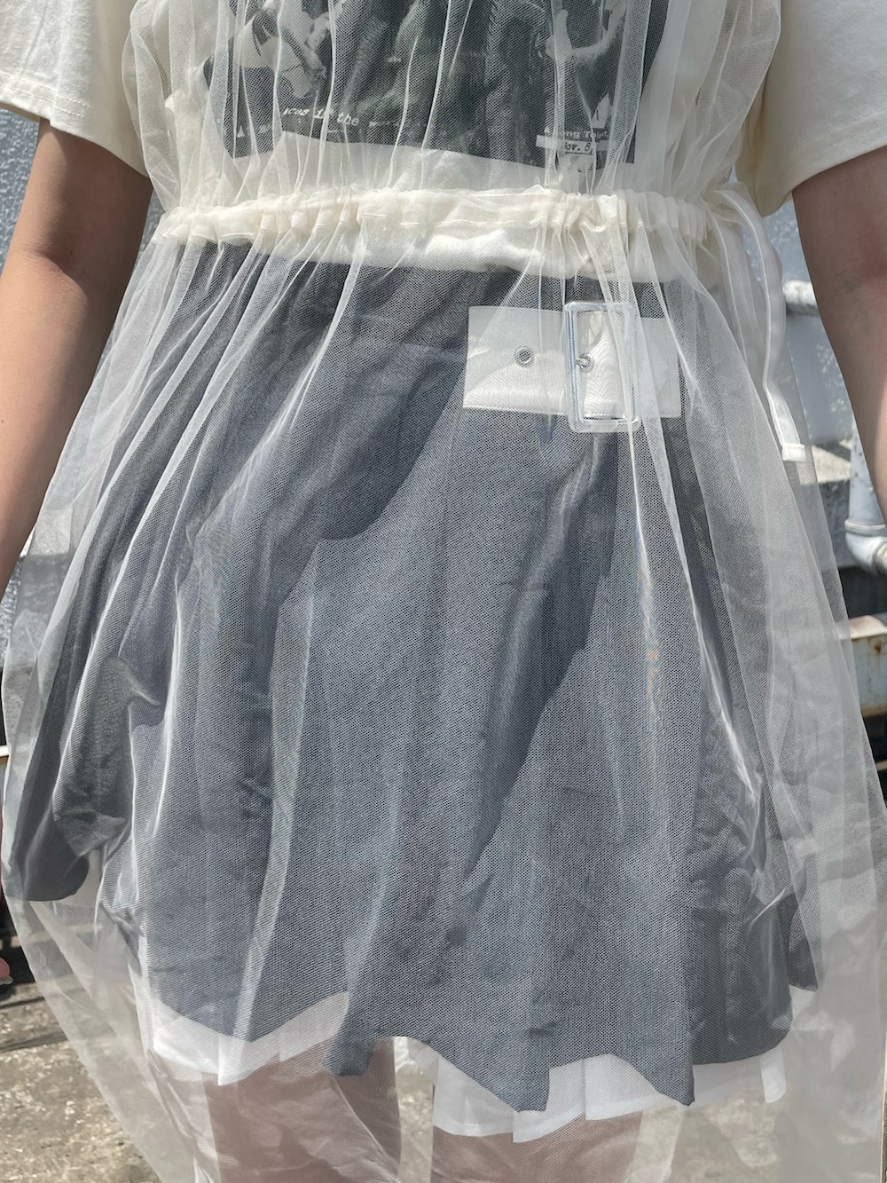 ホワイト系のワンピース、グレー系のスカート、ゴールド系のハンドバッグを着用したレディースの夏コーディネートの7枚目の写真