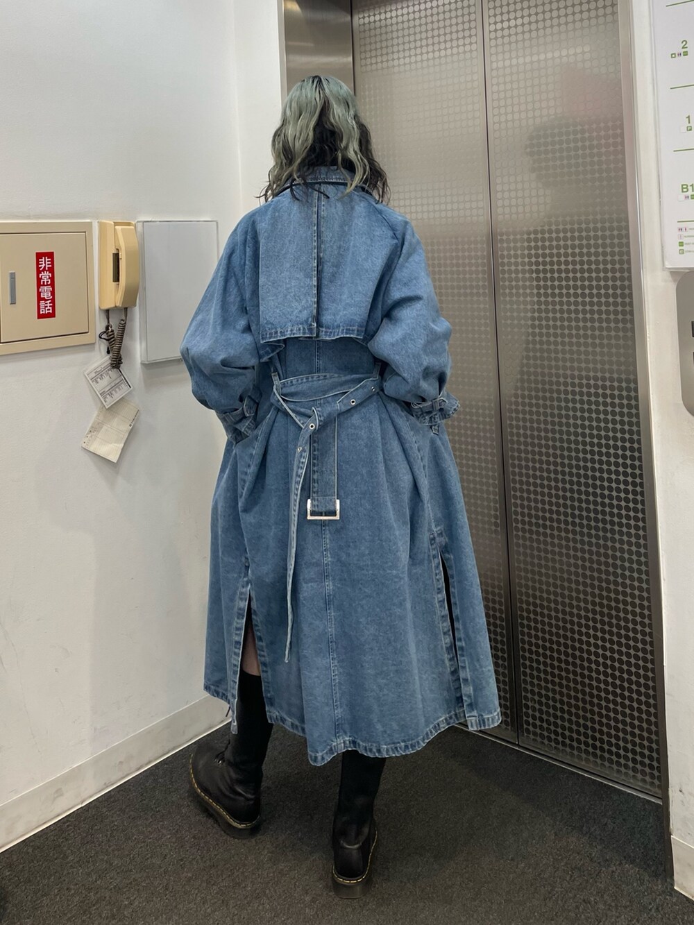 ブルー系のトレンチコート、ホワイト系のTシャツ/カットソー、レッド系のその他パンツを着用したレディースの冬コーディネートの3枚目の写真