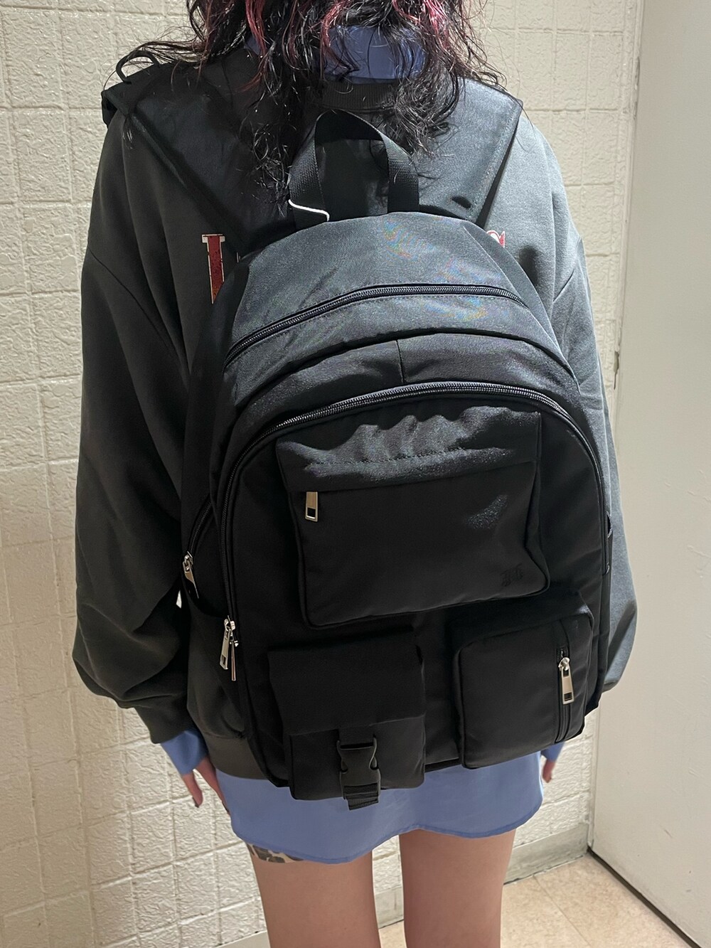 ブルー系のシャツ/ブラウス、グリーン系のネクタイ、ブラック系のスウェットを着用したレディースの秋コーディネートの8枚目の写真