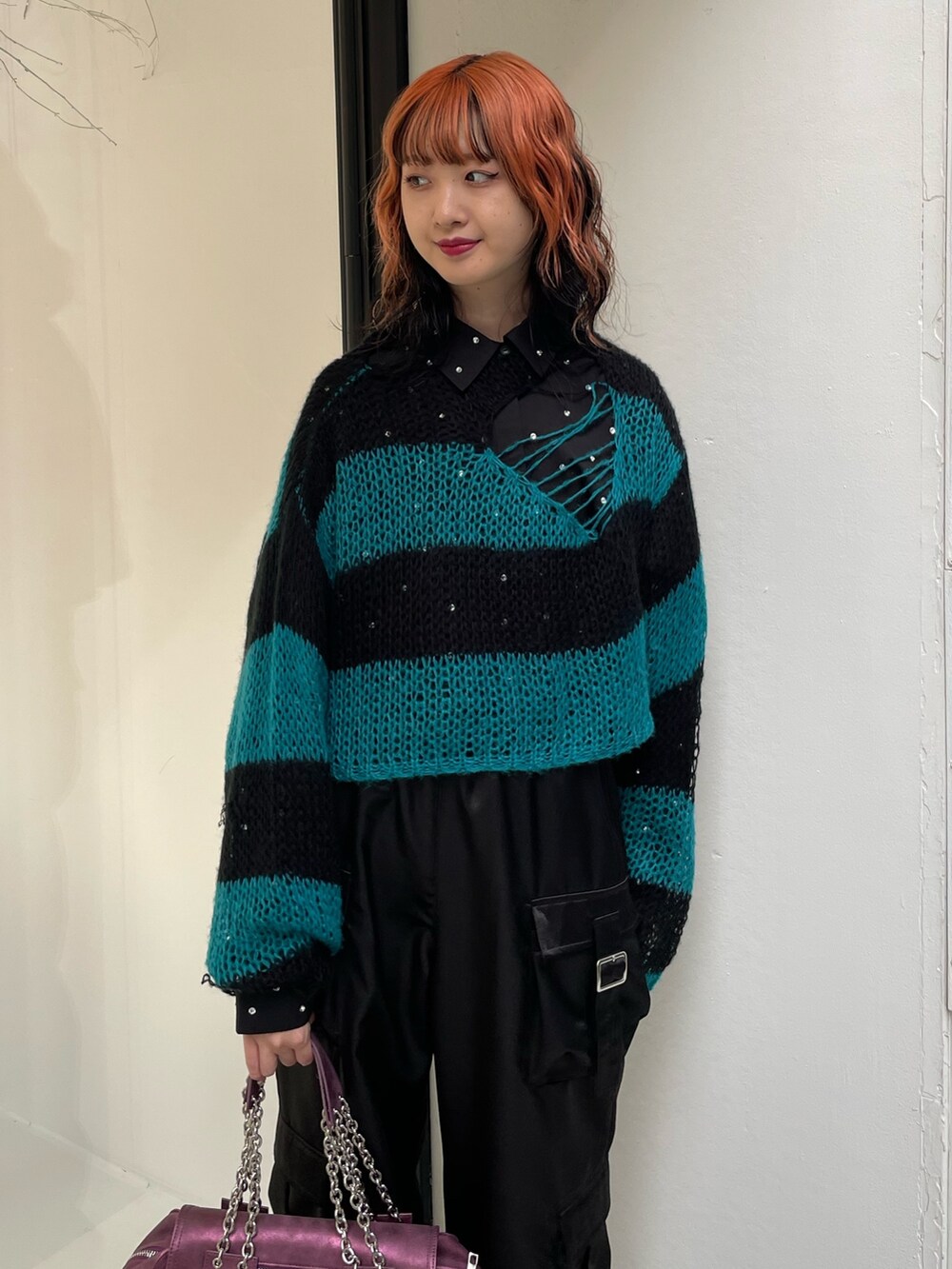 ブラック系のニット/セーター、ブラック系のシャツ/ブラウス、ブラック系のカーゴパンツを着用したレディースの夏コーディネートの4枚目の写真
