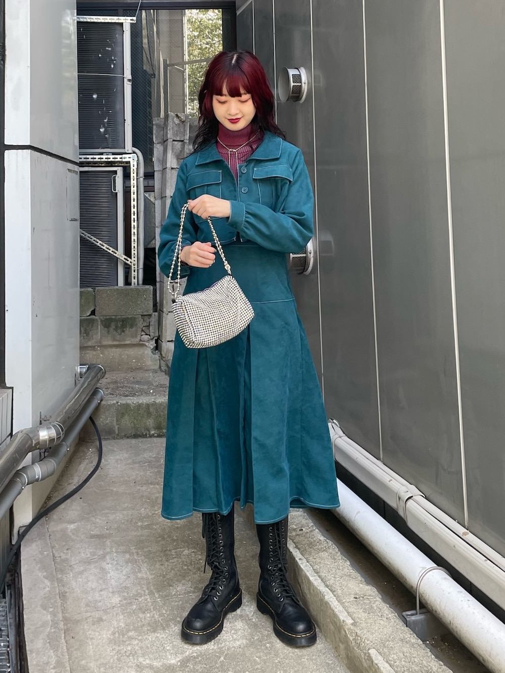 ブルー系のワンピース、レッド系のニット/セーター、ホワイト系のショルダーバッグを着用したレディースの秋コーディネートの2枚目の写真