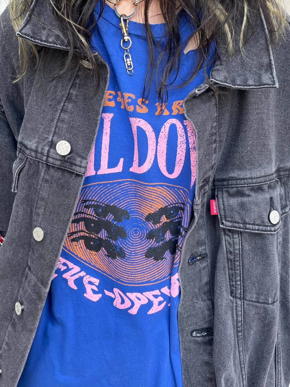 ブラック系のデニムジャケット、ブルー系のTシャツ/カットソー、ブラック系のその他パンツを着用したレディースの冬コーディネートの5枚目の写真