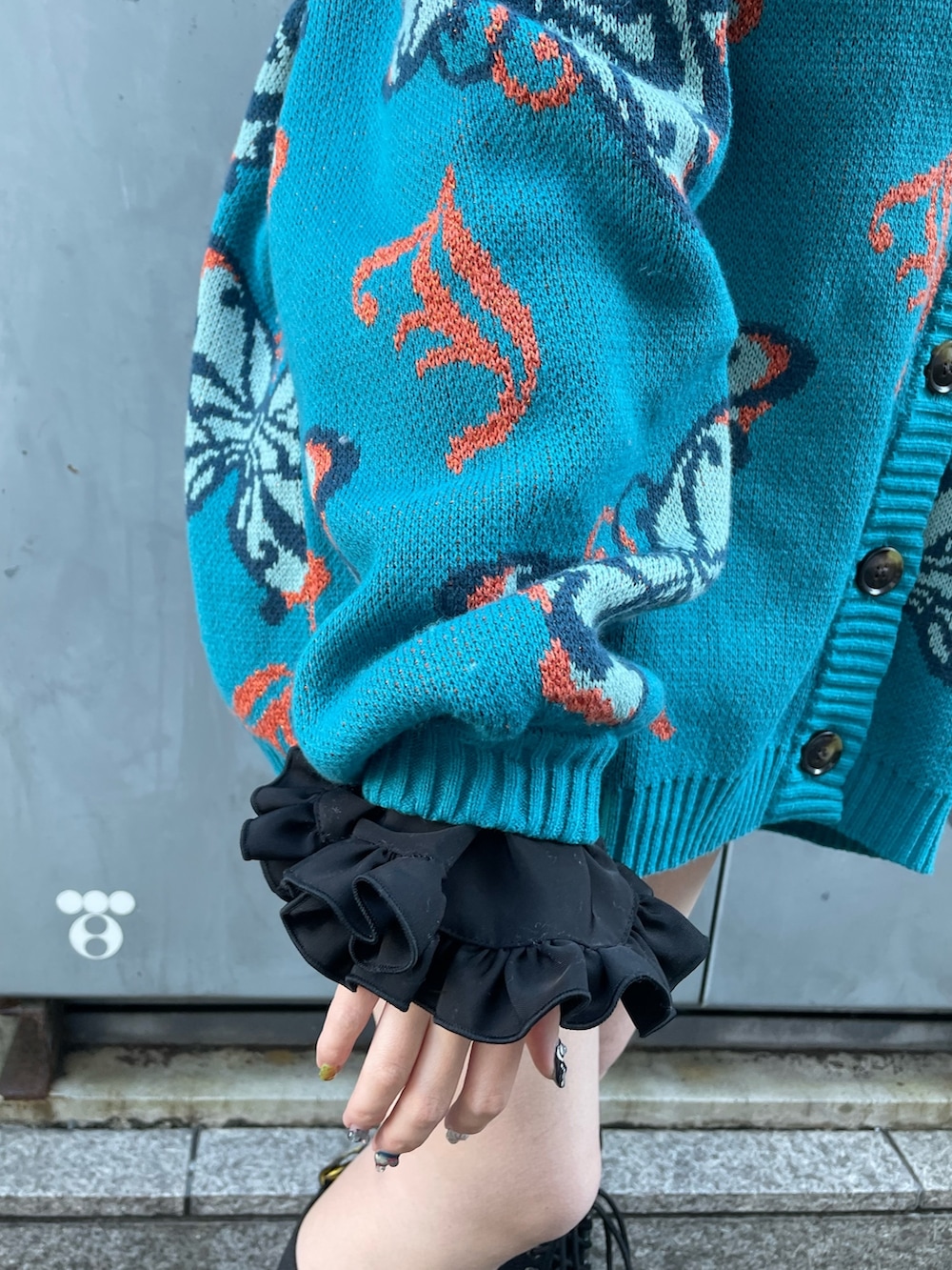 ブラック系のシャツ/ブラウス、ブルー系のカーディガン/ボレロ、グレー系のその他パンツを着用したレディースの冬コーディネートの7枚目の写真