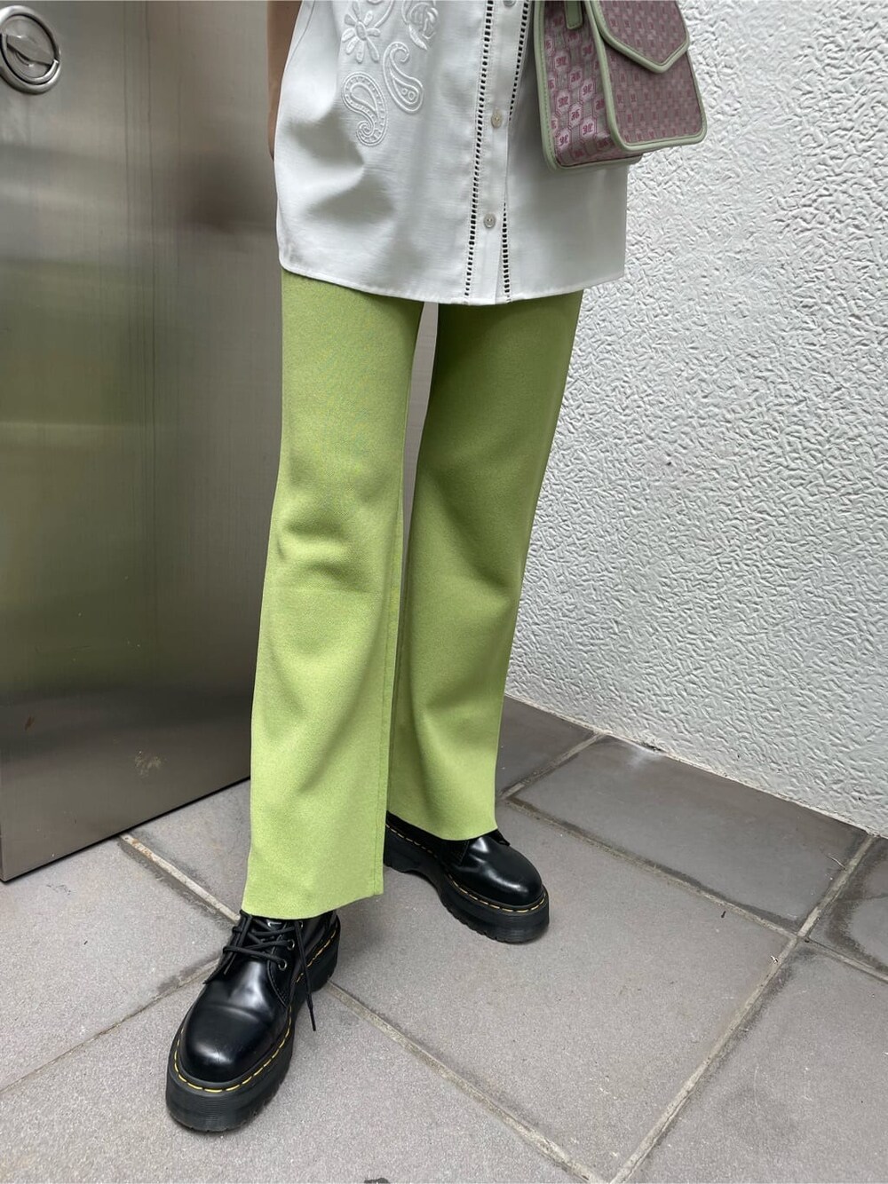 ピンク系のハンドバッグ、グリーン系のその他パンツ、オレンジ系のシャツ/ブラウスを着用したレディースの夏コーディネートの8枚目の写真