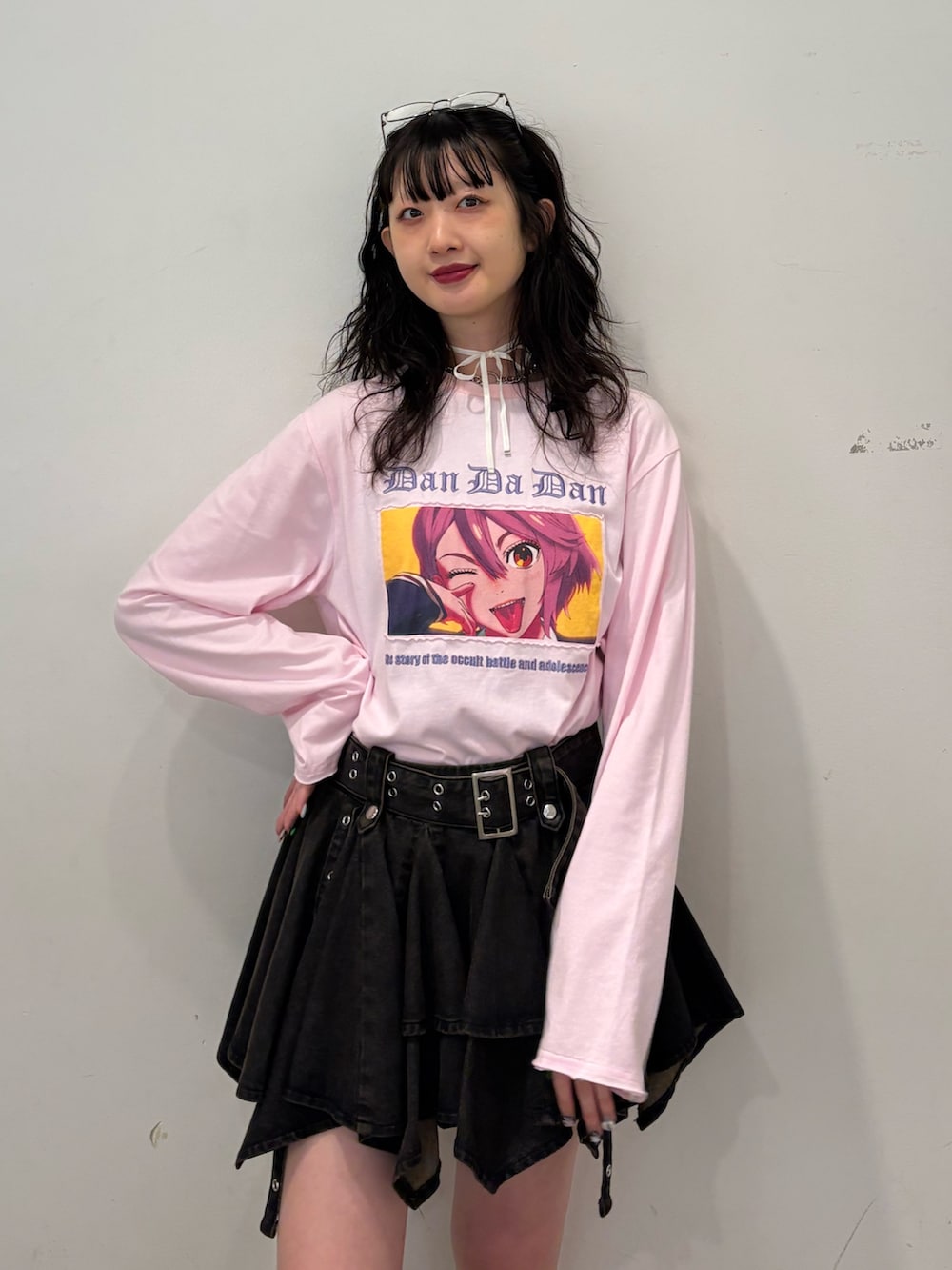 ピンク系のTシャツ/カットソー、ブラック系のデニムスカート、ブラック系のブーツを着用したレディースの夏コーディネートの5枚目の写真