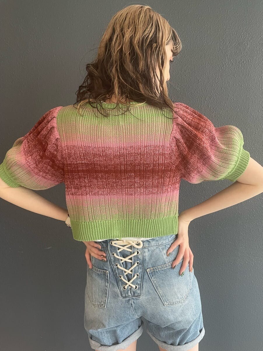 ブラック系のブーツ、ブルー系のデニムパンツ、ホワイト系のTシャツ/カットソーを着用したレディースの春コーディネートの6枚目の写真