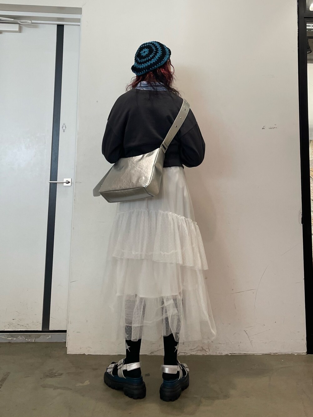 ホワイト系のスカート、ブラック系のスウェット、ブルー系のシャツ/ブラウスを着用したレディースの春コーディネートの3枚目の写真