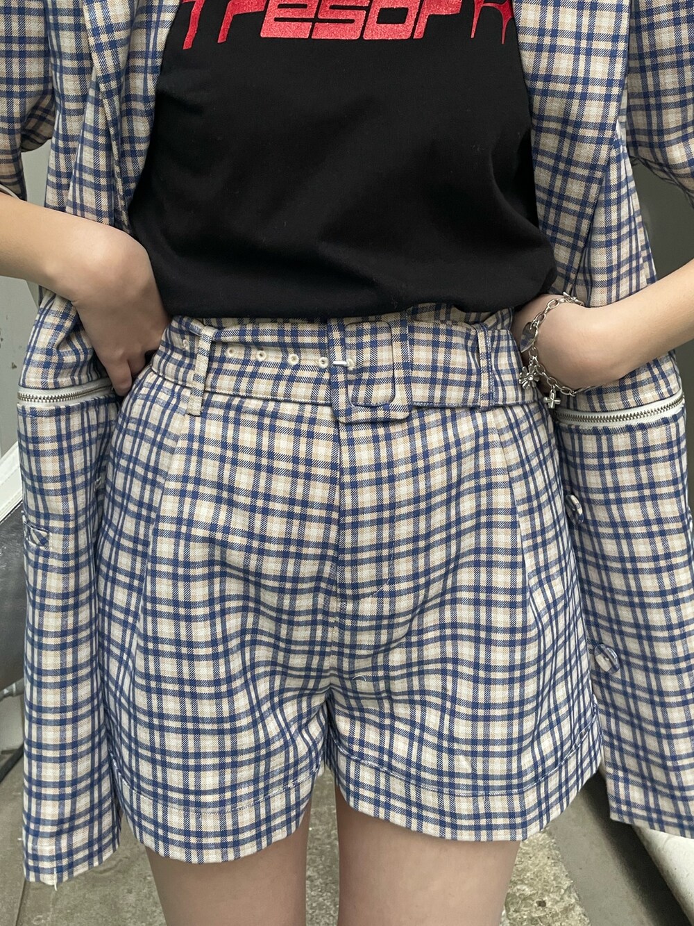 ブルー系のその他パンツ、ブルー系のテーラードジャケット、ブラック系のTシャツ/カットソーを着用したレディースの春コーディネートの7枚目の写真