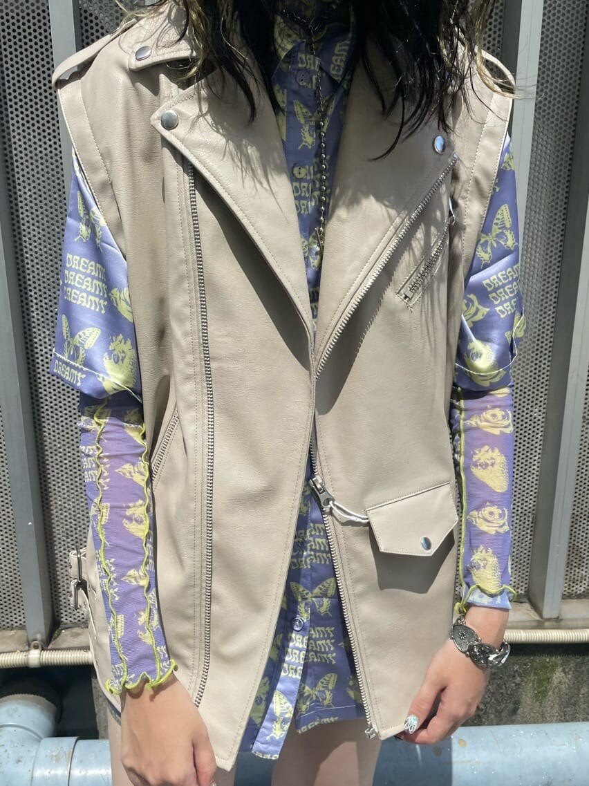 ブラック系のブーツ、パープル系のシャツ/ブラウス、パープル系のその他トップスを着用したレディースの夏コーディネートの5枚目の写真