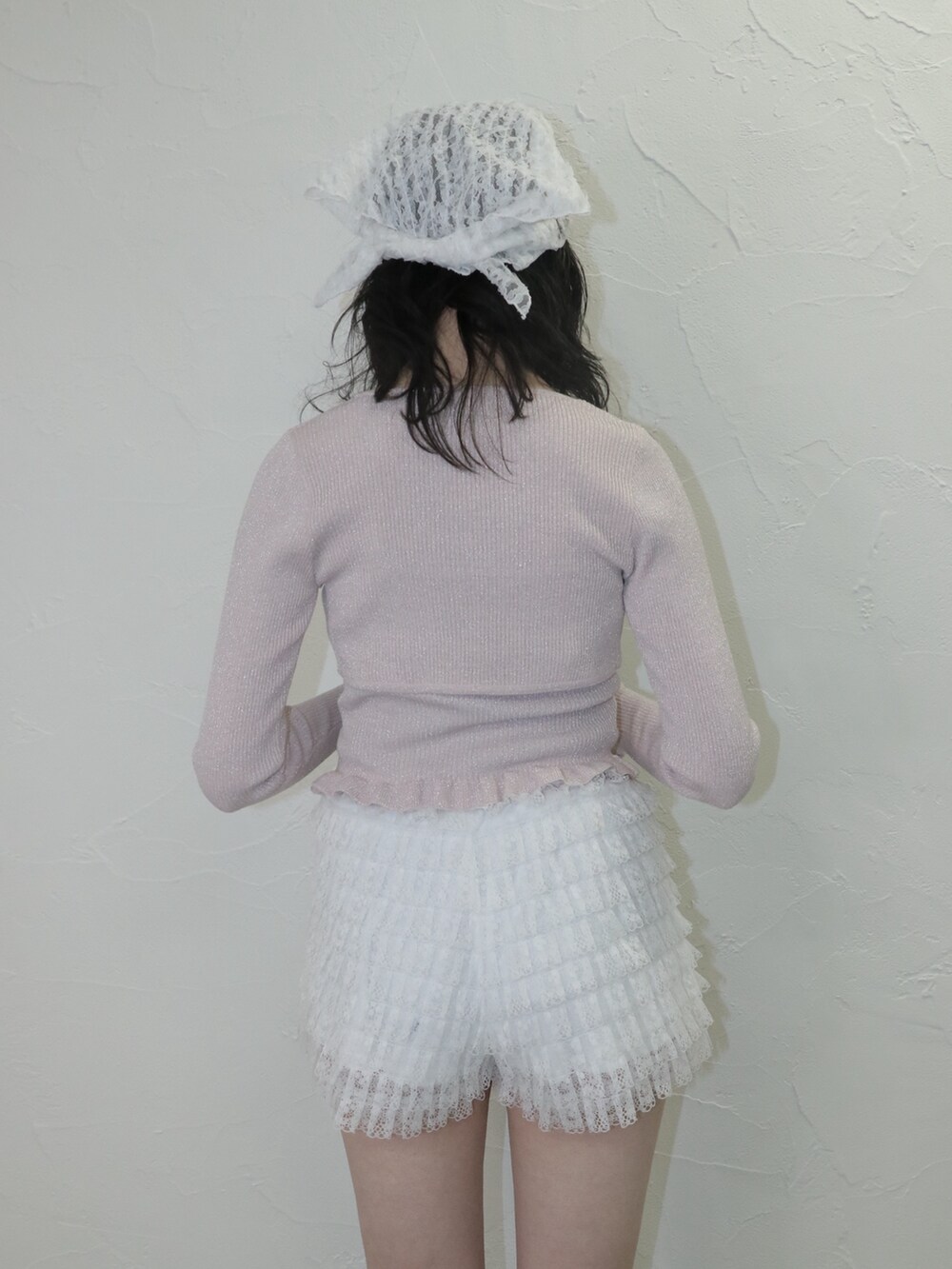 ピンク系のアンサンブル、ホワイト系のその他パンツ、ブラック系のブーツを着用したレディースの冬コーディネートの5枚目の写真