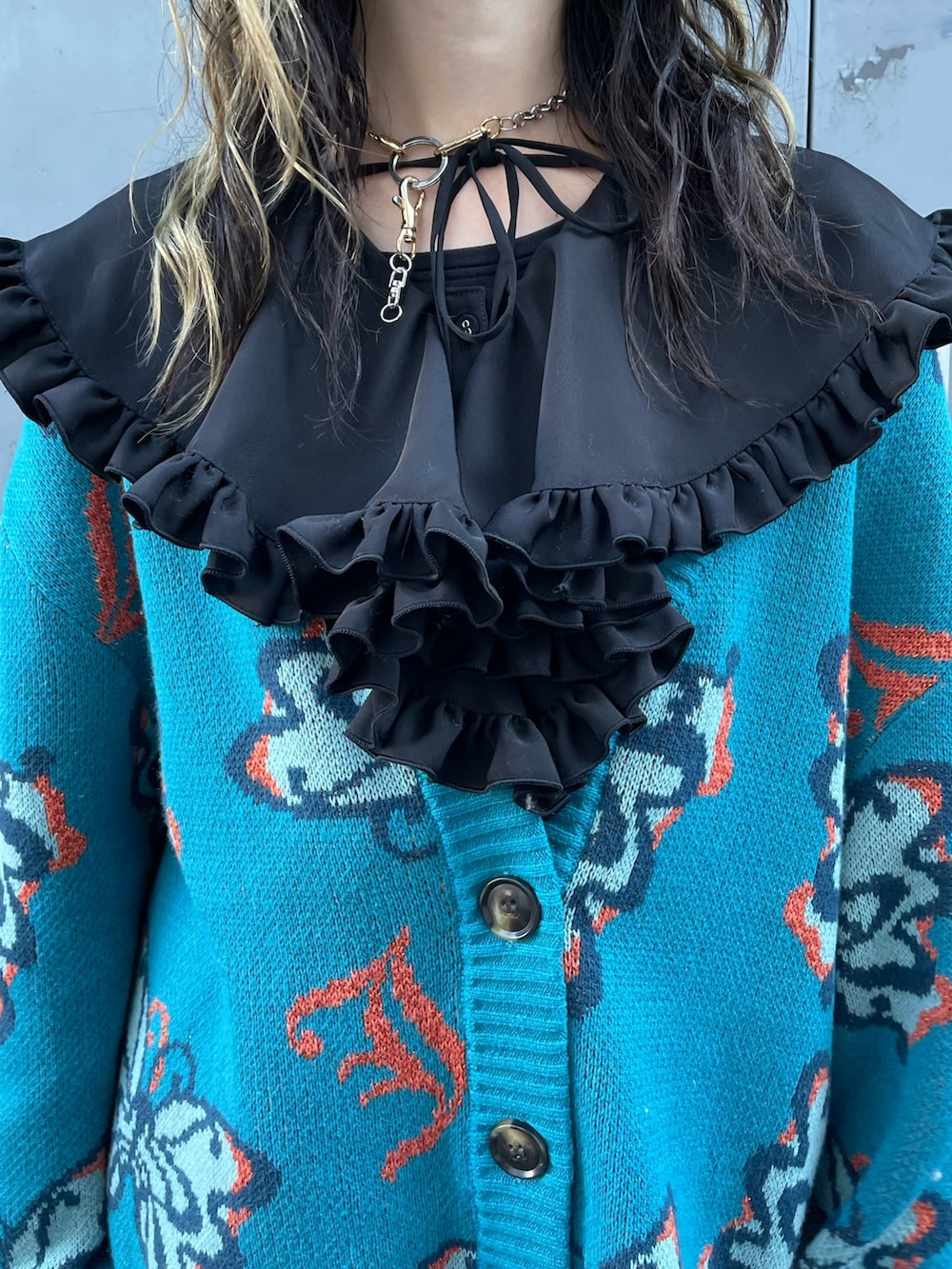 ブラック系のシャツ/ブラウス、ブルー系のカーディガン/ボレロ、グレー系のその他パンツを着用したレディースの冬コーディネートの5枚目の写真