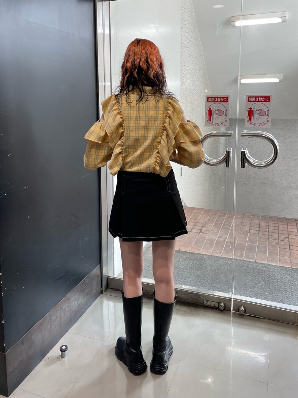 ブラック系のその他パンツ、ホワイト系のタンクトップ、イエロー系のシャツ/ブラウスを着用したレディースの夏コーディネートの3枚目の写真