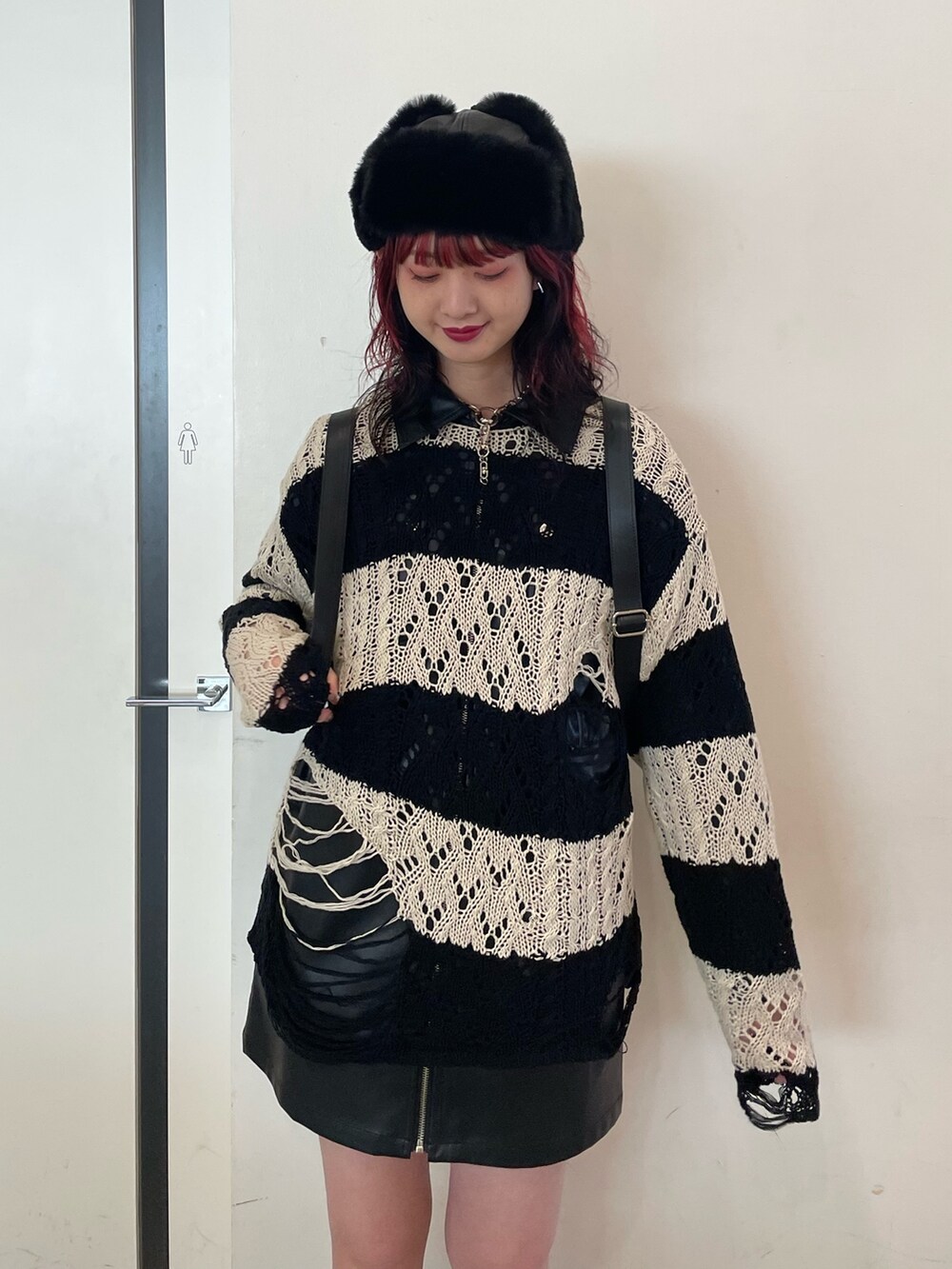 ブラック系のニット/セーター、その他のワンピース、ブラック系のブーツを着用したレディースの冬コーディネートの4枚目の写真