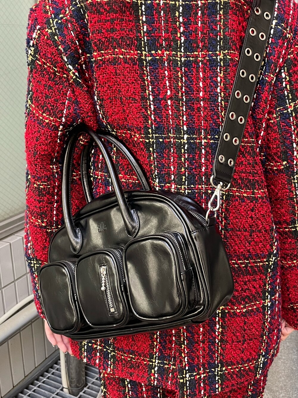 ホワイト系のシャツ/ブラウス、レッド系のテーラードジャケット、ブラック系のボストンバッグを着用したレディースの秋コーディネートの9枚目の写真