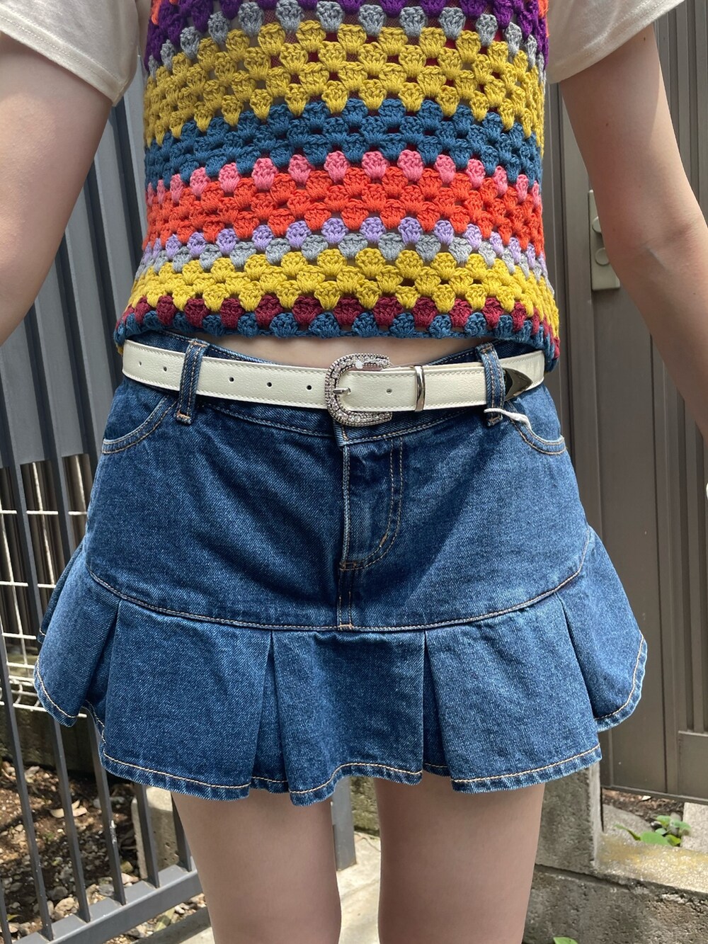 ホワイト系のTシャツ/カットソー、ブルー系のデニムパンツ、イエロー系のニット/セーターを着用したレディースの春コーディネートの7枚目の写真