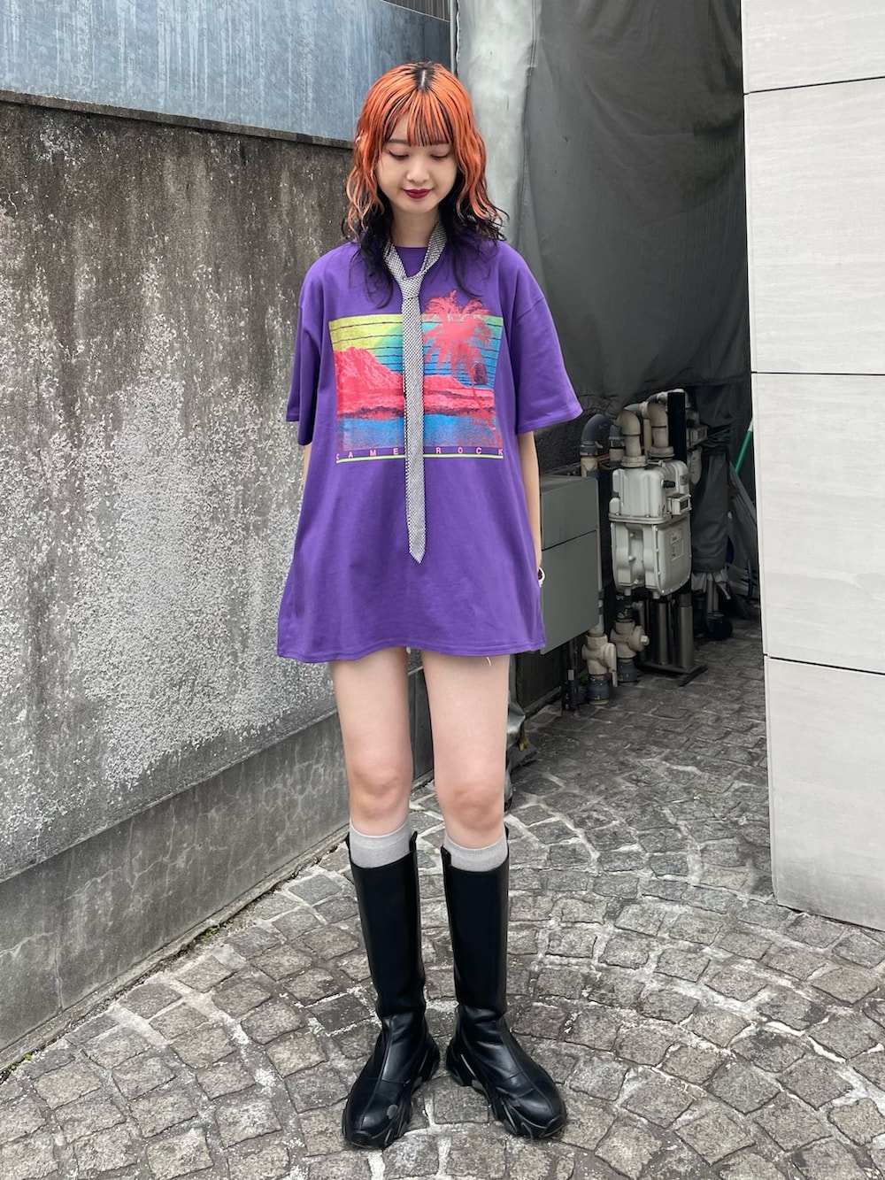 パープル系のTシャツ/カットソー、ブラウン系のネクタイ、ホワイト系のバングル/リストバンドを着用したレディースの夏コーディネートの2枚目の写真