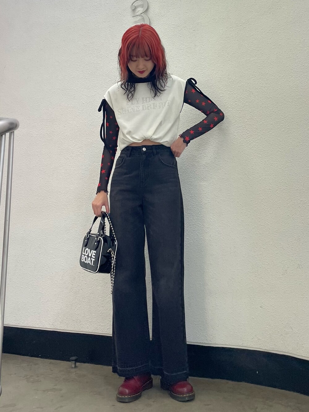 ホワイト系のTシャツ/カットソー、ブラック系のTシャツ/カットソー、ブラック系のデニムパンツを着用したレディースの春コーディネートの2枚目の写真