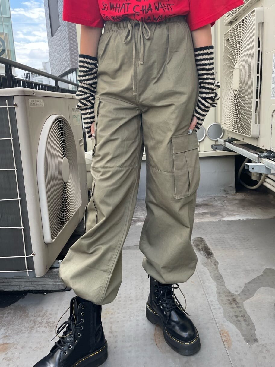 ブラック系のその他シューズ、ブラック系のバックパック/リュック、ベージュ系のカーゴパンツを着用したレディースの夏コーディネートの8枚目の写真