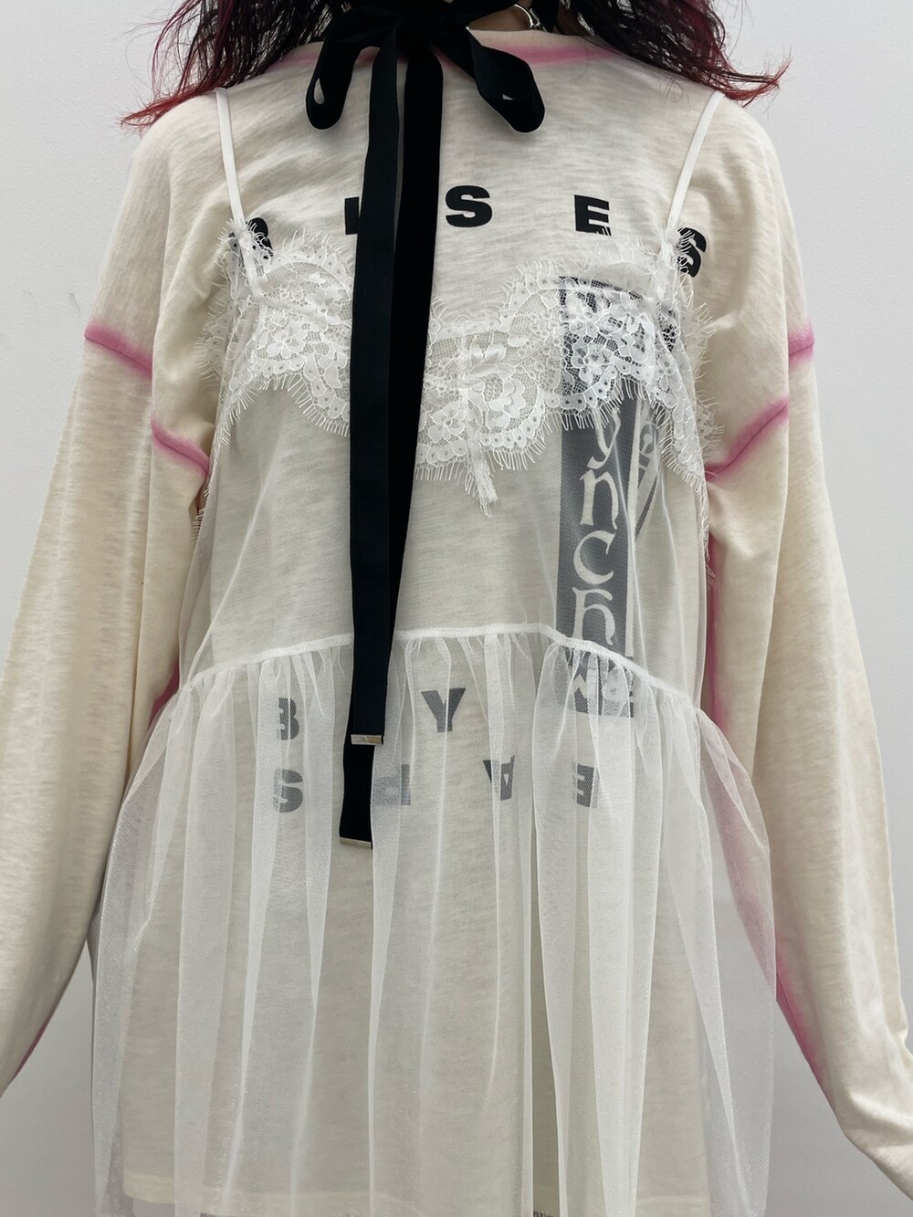 ホワイト系のTシャツ/カットソー、ホワイト系のTシャツ/カットソー、ブラック系のブーツを着用したレディースの春コーディネートの6枚目の写真