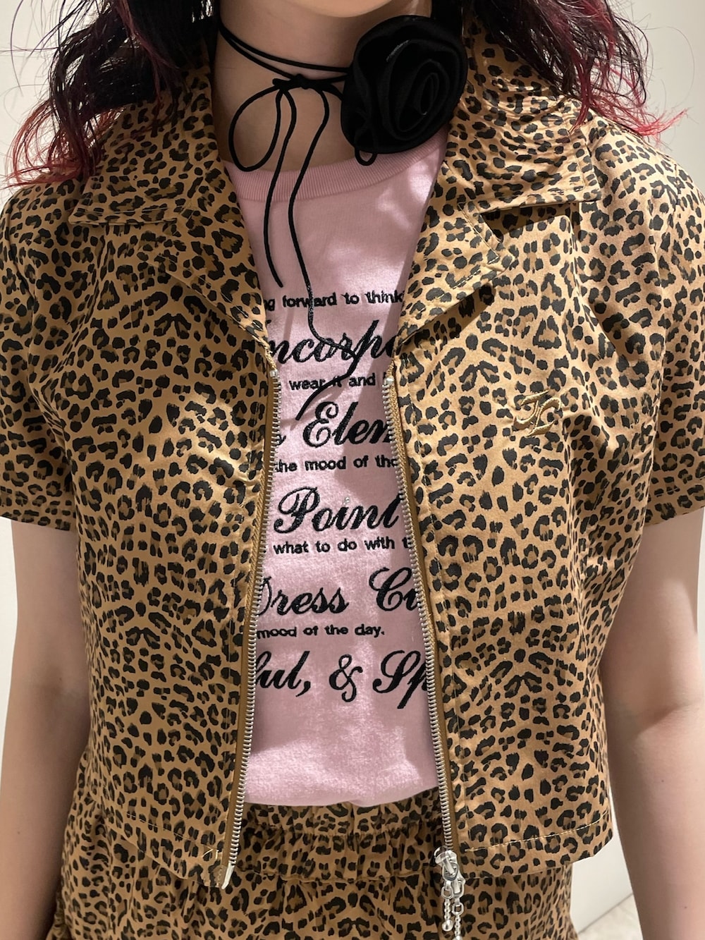 ブラウン系のスカート、ブラウン系のシャツ/ブラウス、ピンク系のTシャツ/カットソーを着用したレディースの春コーディネートの5枚目の写真