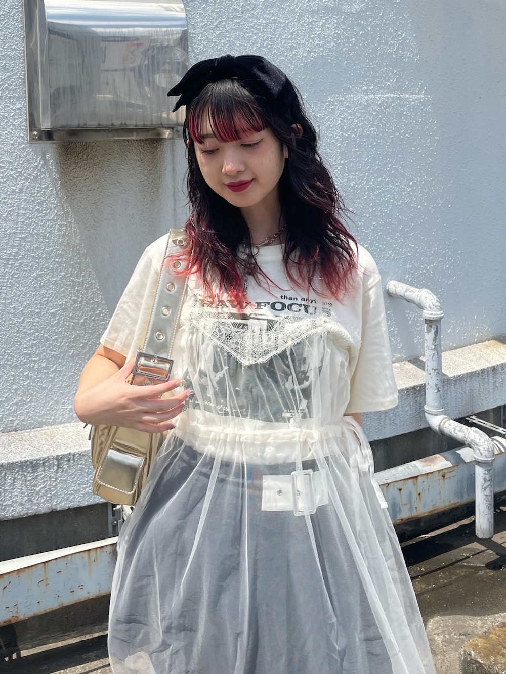 ホワイト系のワンピース、グレー系のスカート、ゴールド系のハンドバッグを着用したレディースの夏コーディネートの5枚目の写真