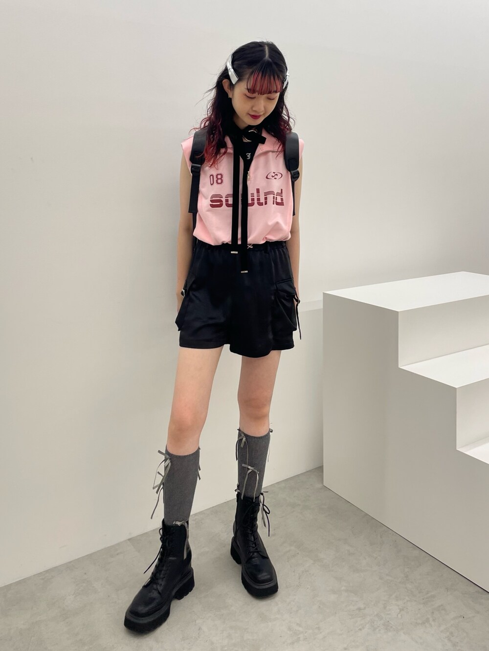 ブラック系のタンクトップ、ピンク系のTシャツ/カットソー、ブラック系のその他パンツを着用したレディースの夏コーディネートの2枚目の写真