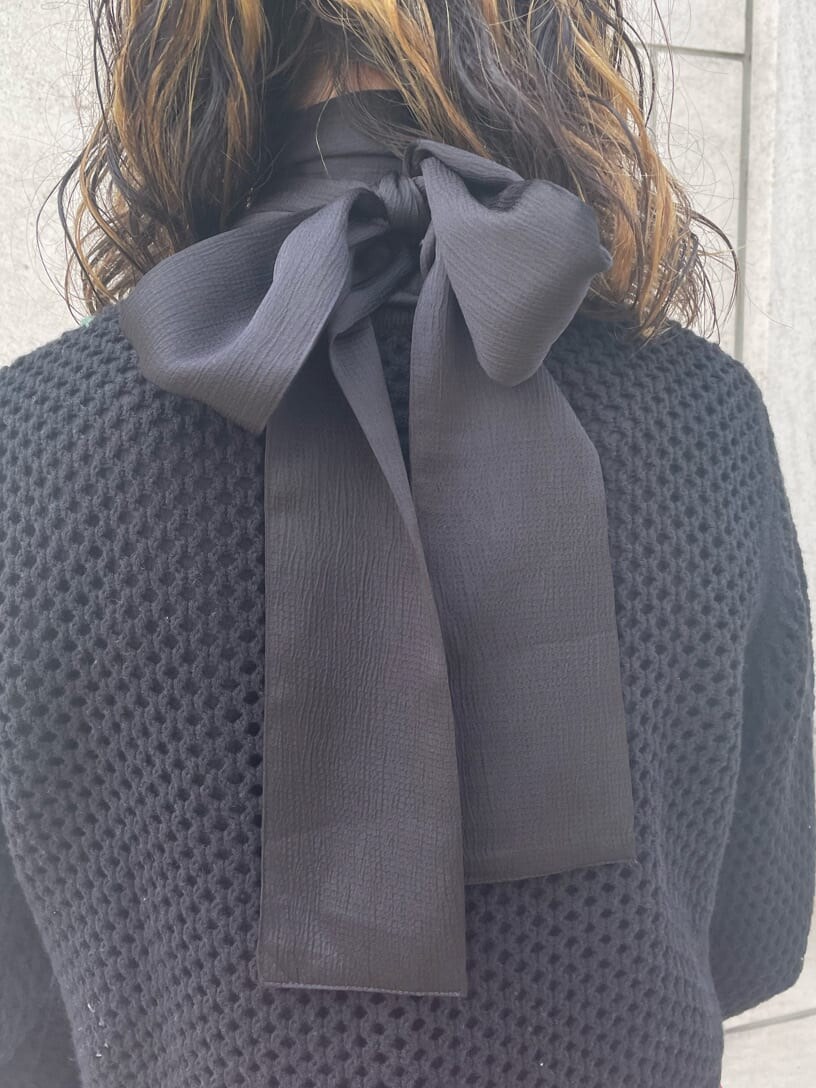 ブラック系のシャツ/ブラウス、ピンク系のスラックス、ブラック系のショルダーバッグを着用したレディースの春コーディネートの8枚目の写真