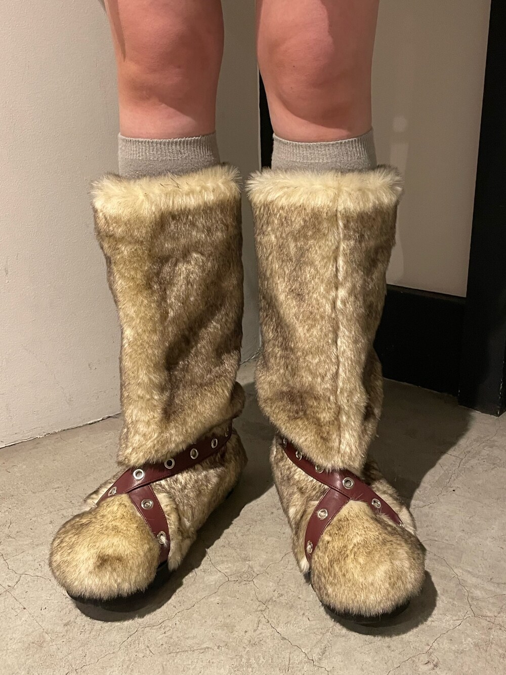 ベージュ系のブーツ、ブラック系のデニムパンツ、レッド系のTシャツ/カットソーを着用したレディースの夏コーディネートの7枚目の写真