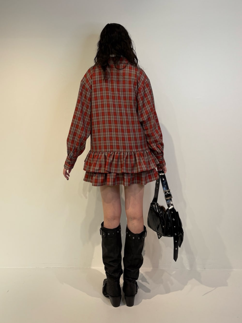 ホワイト系のシャツ/ブラウス、ブラック系のネクタイ、レッド系のワンピースを着用したレディースの冬コーディネートの4枚目の写真