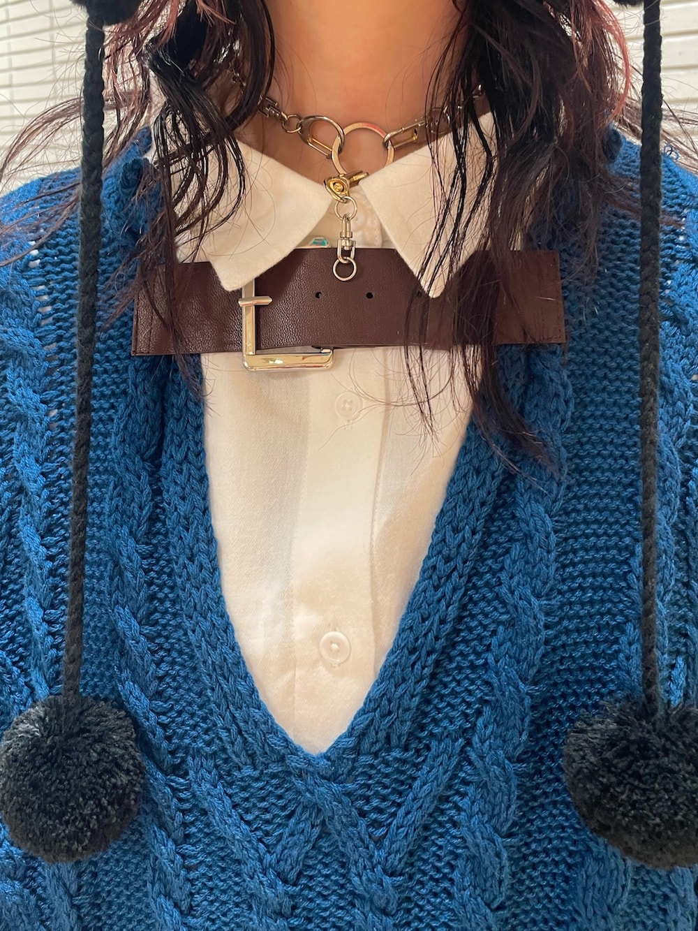 ブルー系のニット/セーター、ホワイト系のシャツ/ブラウス、ホワイト系のトートバッグを着用したレディースの冬コーディネートの5枚目の写真