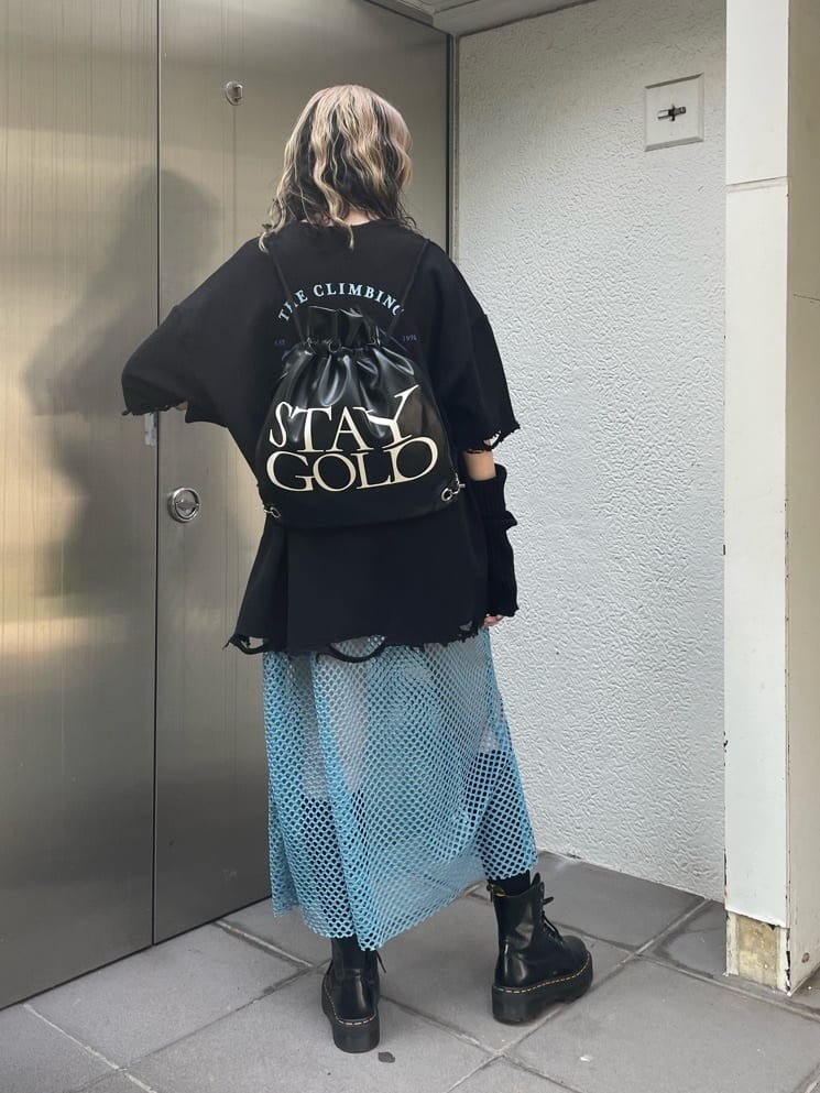 ブラック系のその他シューズ、ブラック系のバックパック/リュック、ブラック系のTシャツ/カットソーを着用したレディースの夏コーディネートの3枚目の写真