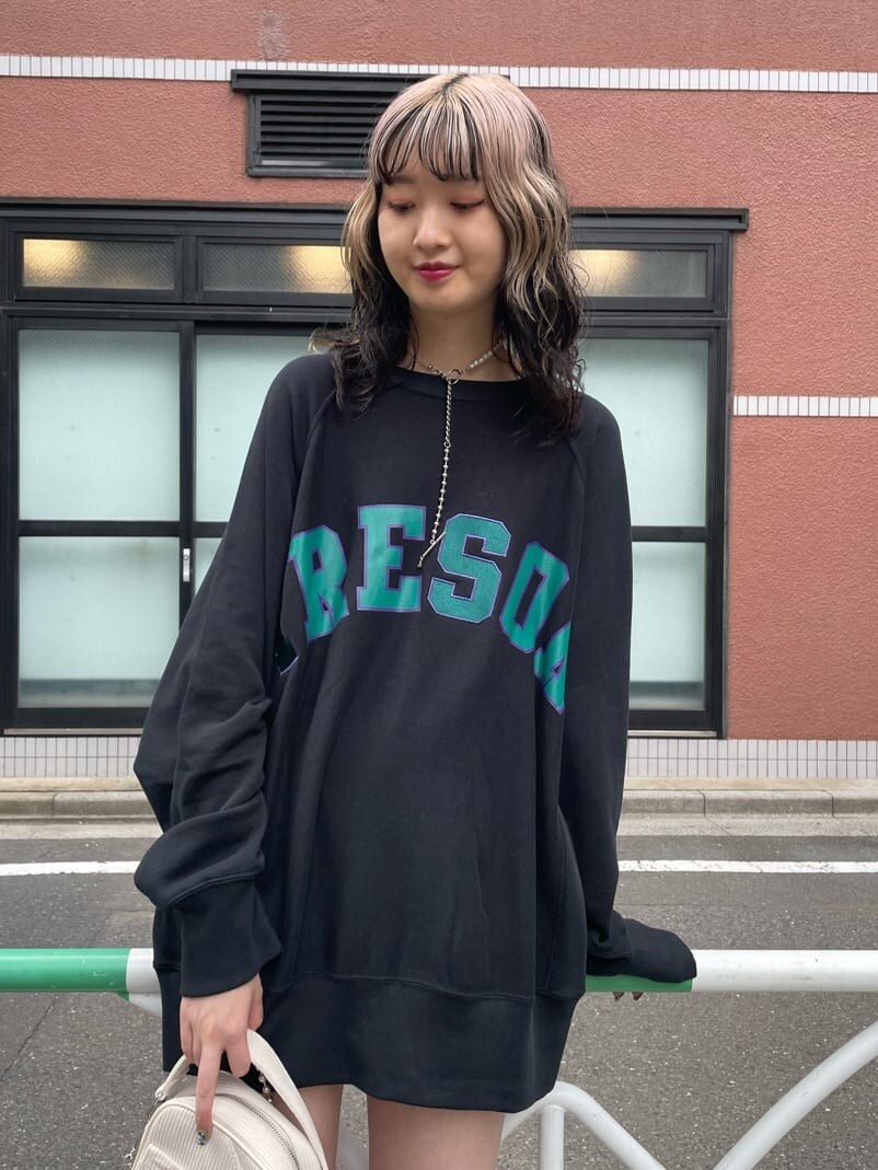 ホワイト系のローファー、グリーン系のその他アウター、ホワイト系のハンドバッグを着用したレディースの秋コーディネートの5枚目の写真