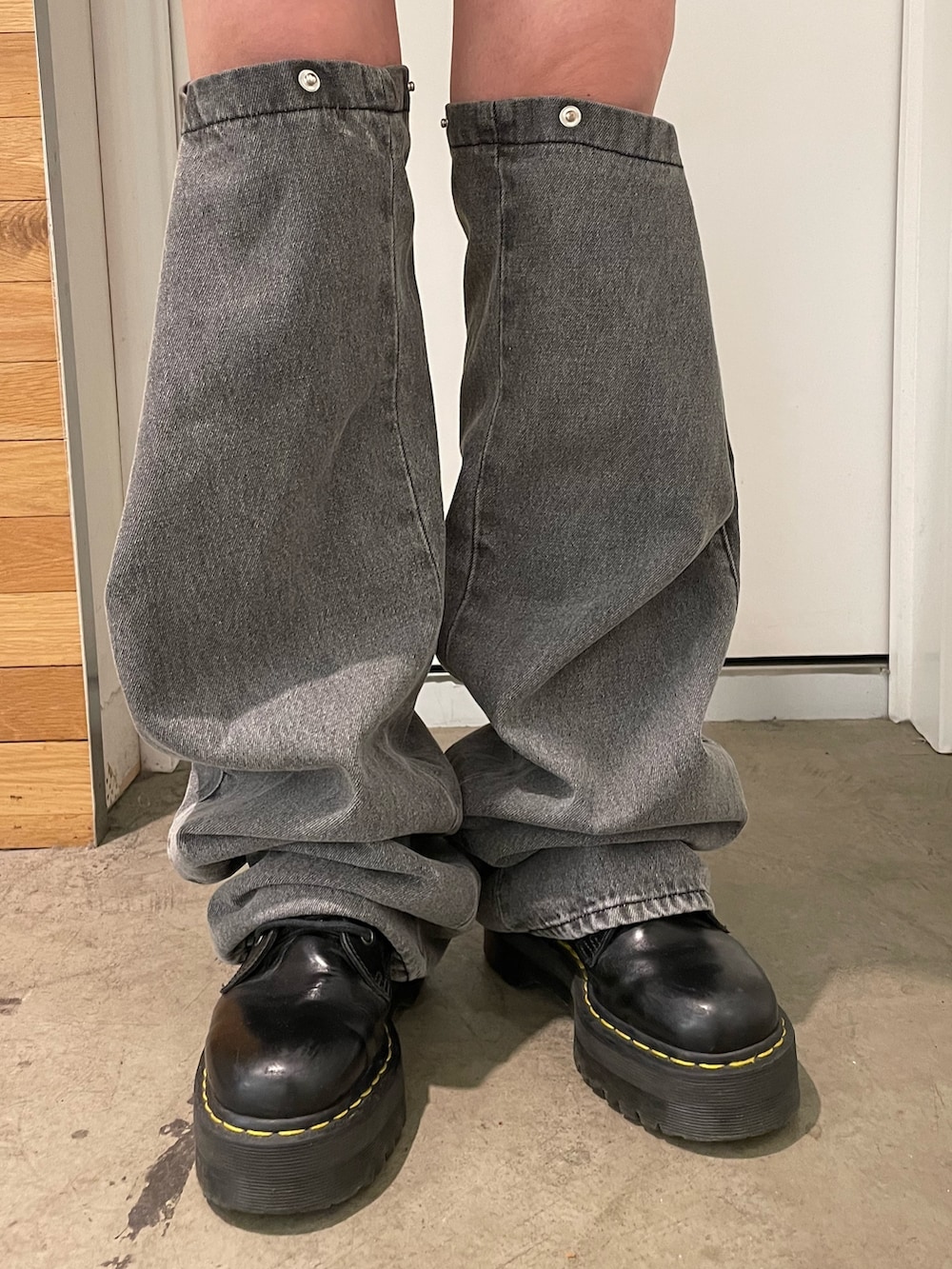 ブラック系のTシャツ/カットソー、ブラック系のデニムパンツ、ブラック系のその他シューズを着用したレディースの春コーディネートの7枚目の写真