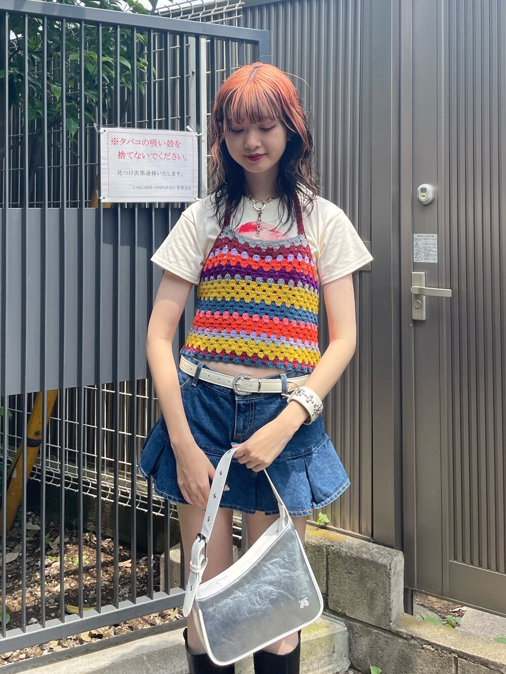 ホワイト系のTシャツ/カットソー、ブルー系のデニムパンツ、イエロー系のニット/セーターを着用したレディースの春コーディネートの4枚目の写真