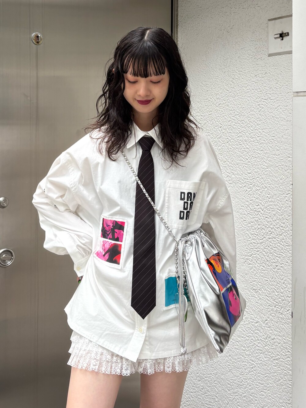 ホワイト系のシャツ/ブラウス、グレー系のネクタイ、シルバー系のトートバッグを着用したレディースの夏コーディネートの4枚目の写真