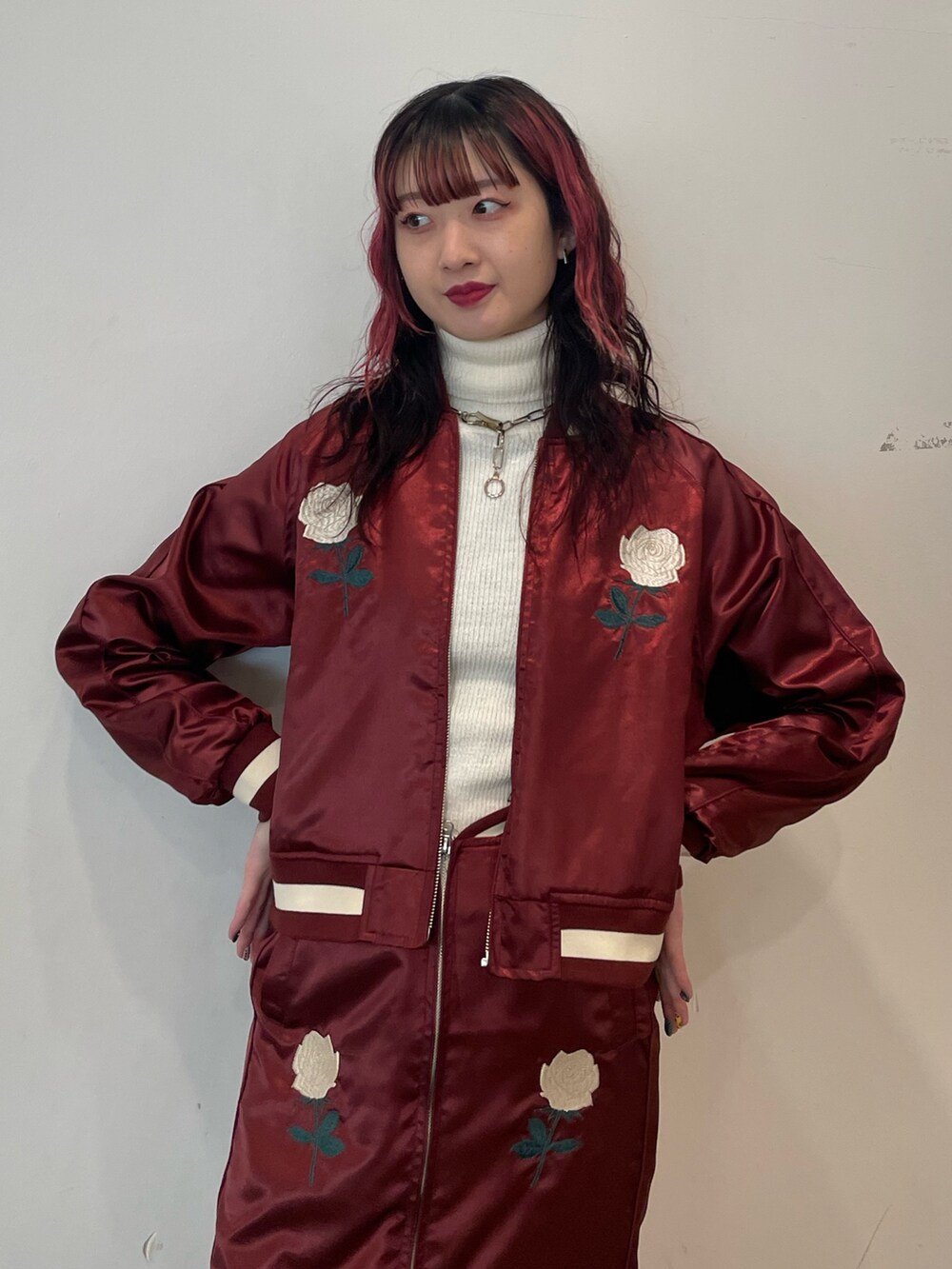 ホワイト系のニット/セーター、レッド系のスカジャン、レッド系のスカートを着用したレディースの春コーディネートの4枚目の写真