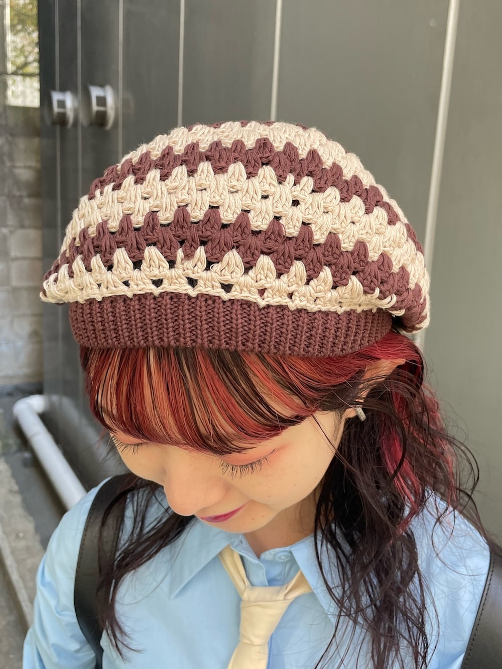 レッド系のシャツ/ブラウス、ベージュ系のスカート、ブルー系のシャツ/ブラウスを着用したレディースの冬コーディネートの9枚目の写真