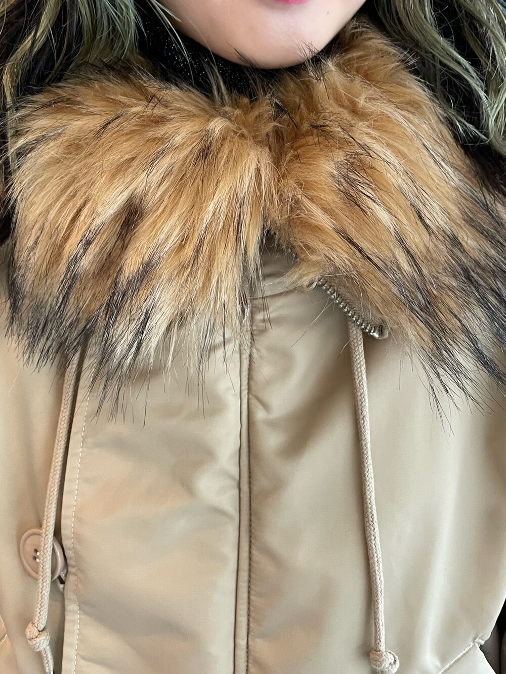 ブラック系のニット/セーター、グレー系のその他パンツ、ブラック系のブーツを着用したレディースの秋コーディネートの10枚目の写真