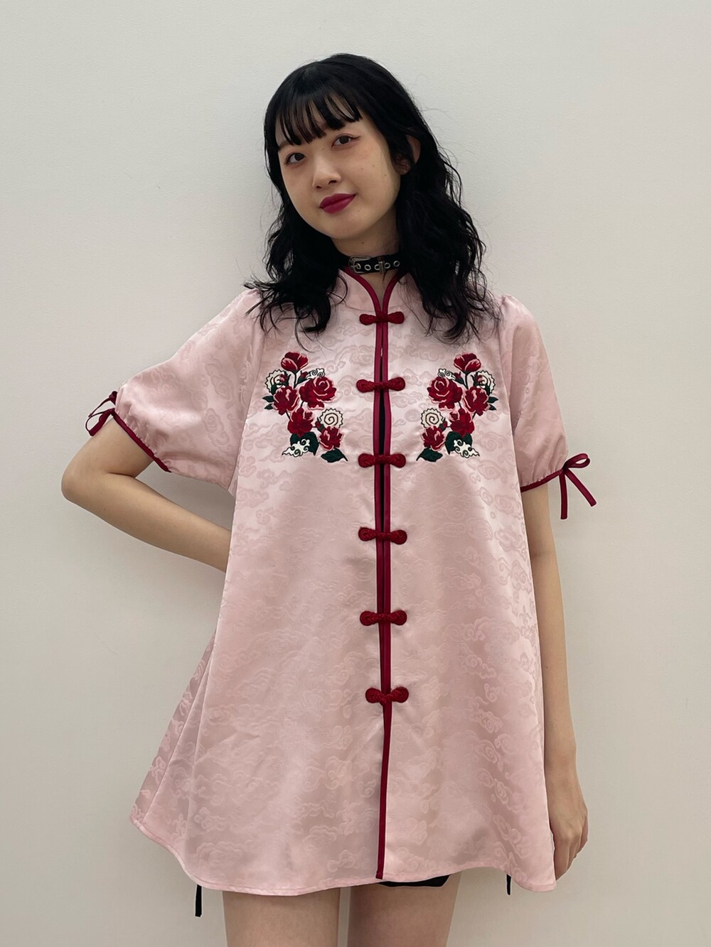 ピンク系のシャツ/ブラウス、ブラック系のブーツを着用したレディースの春コーディネートの3枚目の写真