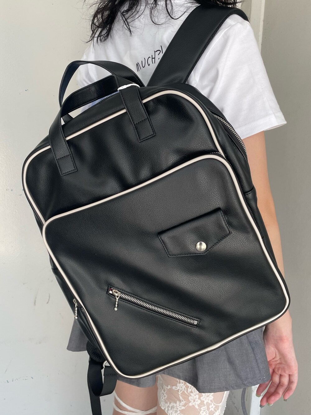 ホワイト系のTシャツ/カットソー、ブルー系のシャツワンピース、グレー系のスカートを着用したレディースの夏コーディネートの9枚目の写真