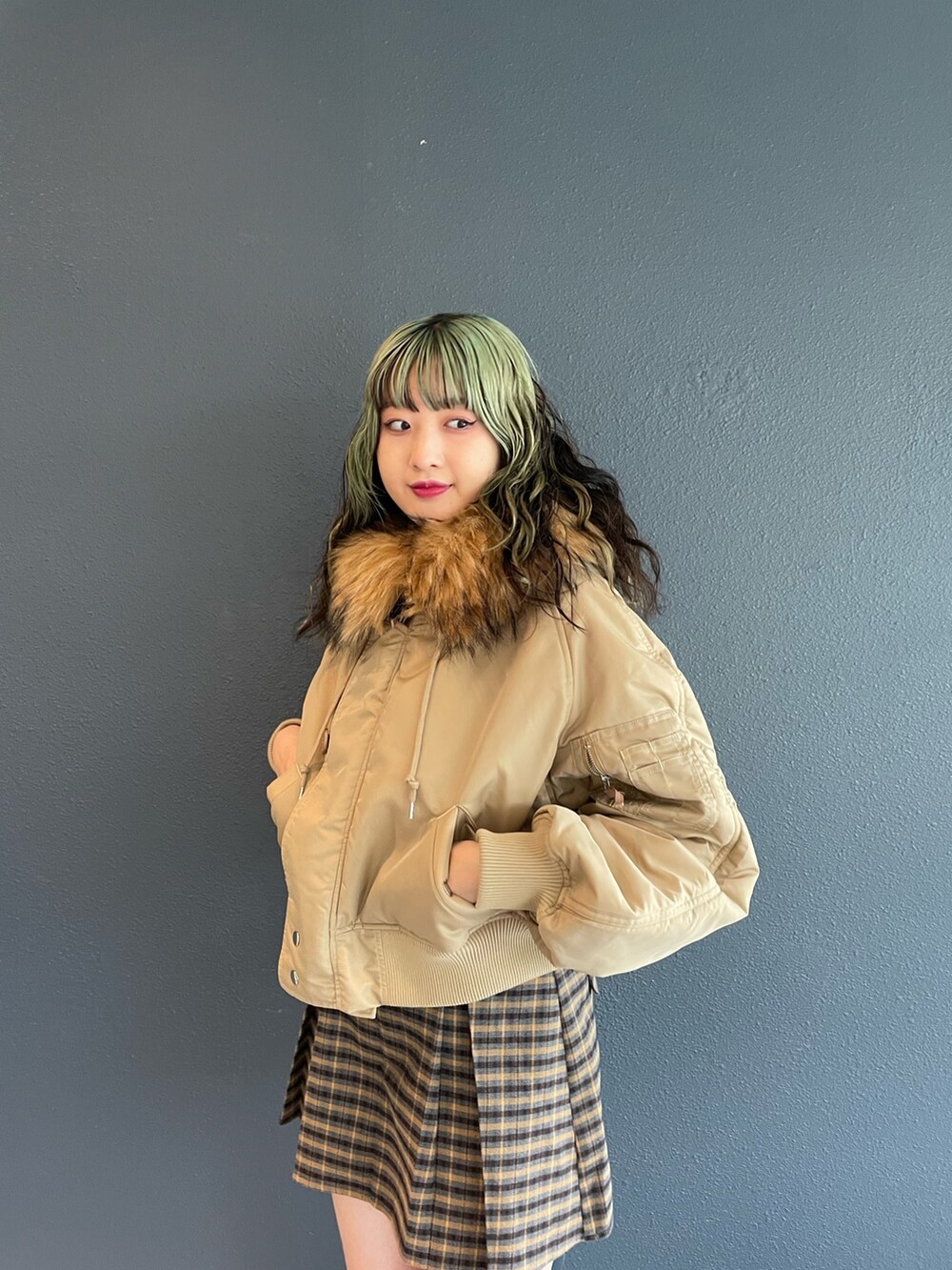 ブラック系のニット/セーター、グレー系のその他パンツ、ブラック系のブーツを着用したレディースの秋コーディネートの4枚目の写真