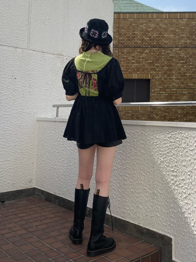 ブラック系のその他パンツ、ブラック系のブーツ、ブラック系のシャツ/ブラウスを着用したレディースの春コーディネートの3枚目の写真