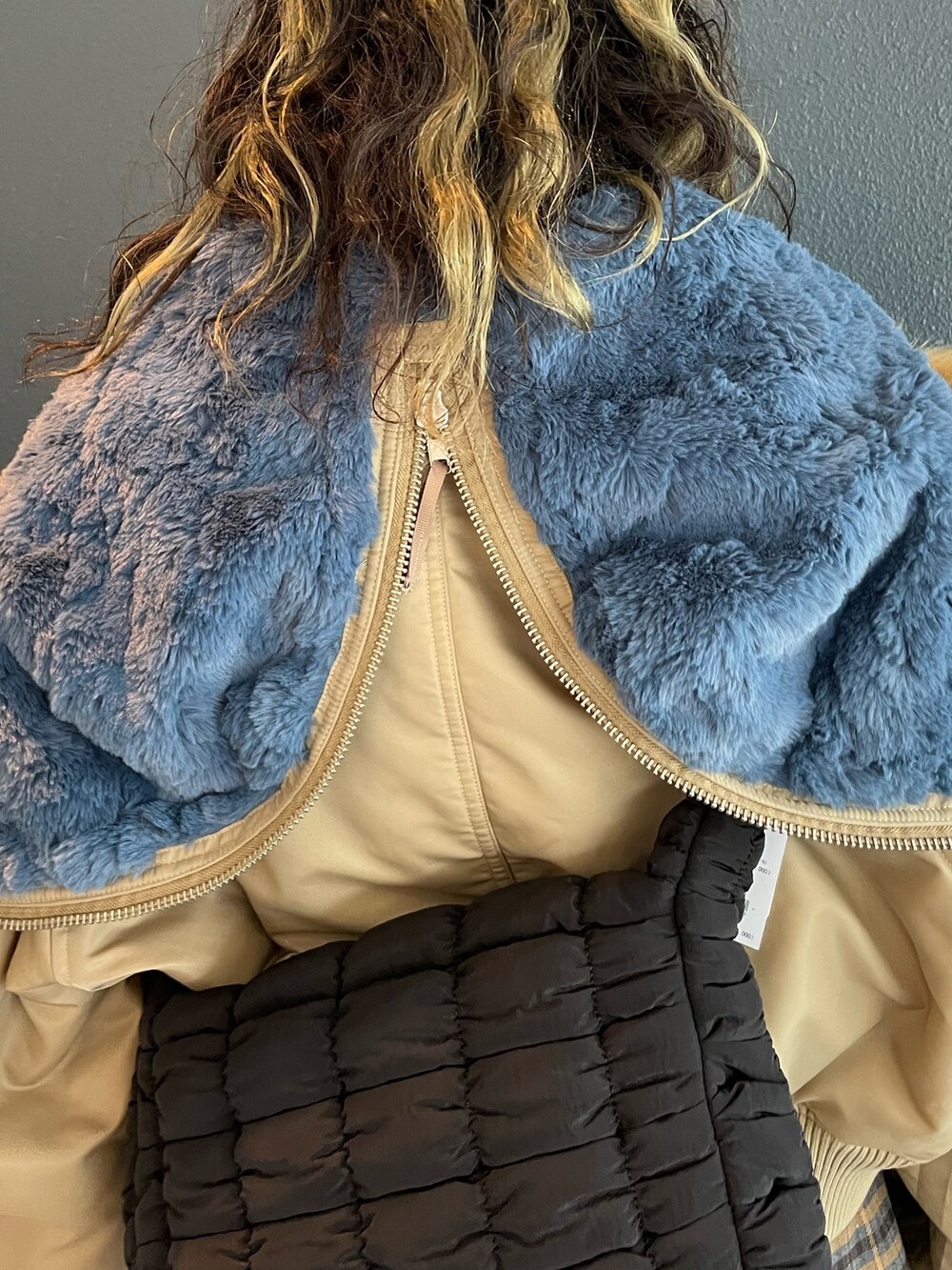 ブラック系のニット/セーター、グレー系のその他パンツ、ブラック系のブーツを着用したレディースの秋コーディネートの8枚目の写真