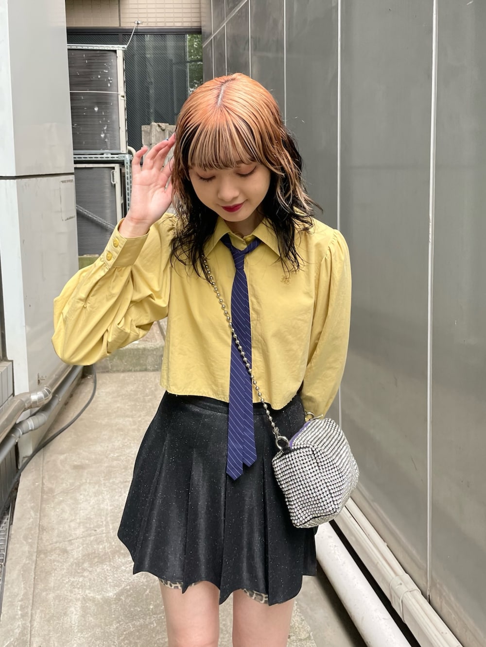 イエロー系のシャツ/ブラウス、ホワイト系のショルダーバッグ、ブラック系のその他シューズを着用したレディースの夏コーディネートの4枚目の写真