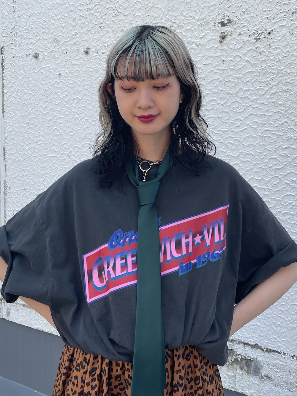 ブラック系のTシャツ/カットソー、ブラウン系のワンピース、グリーン系のネクタイを着用したレディースの春コーディネートの4枚目の写真