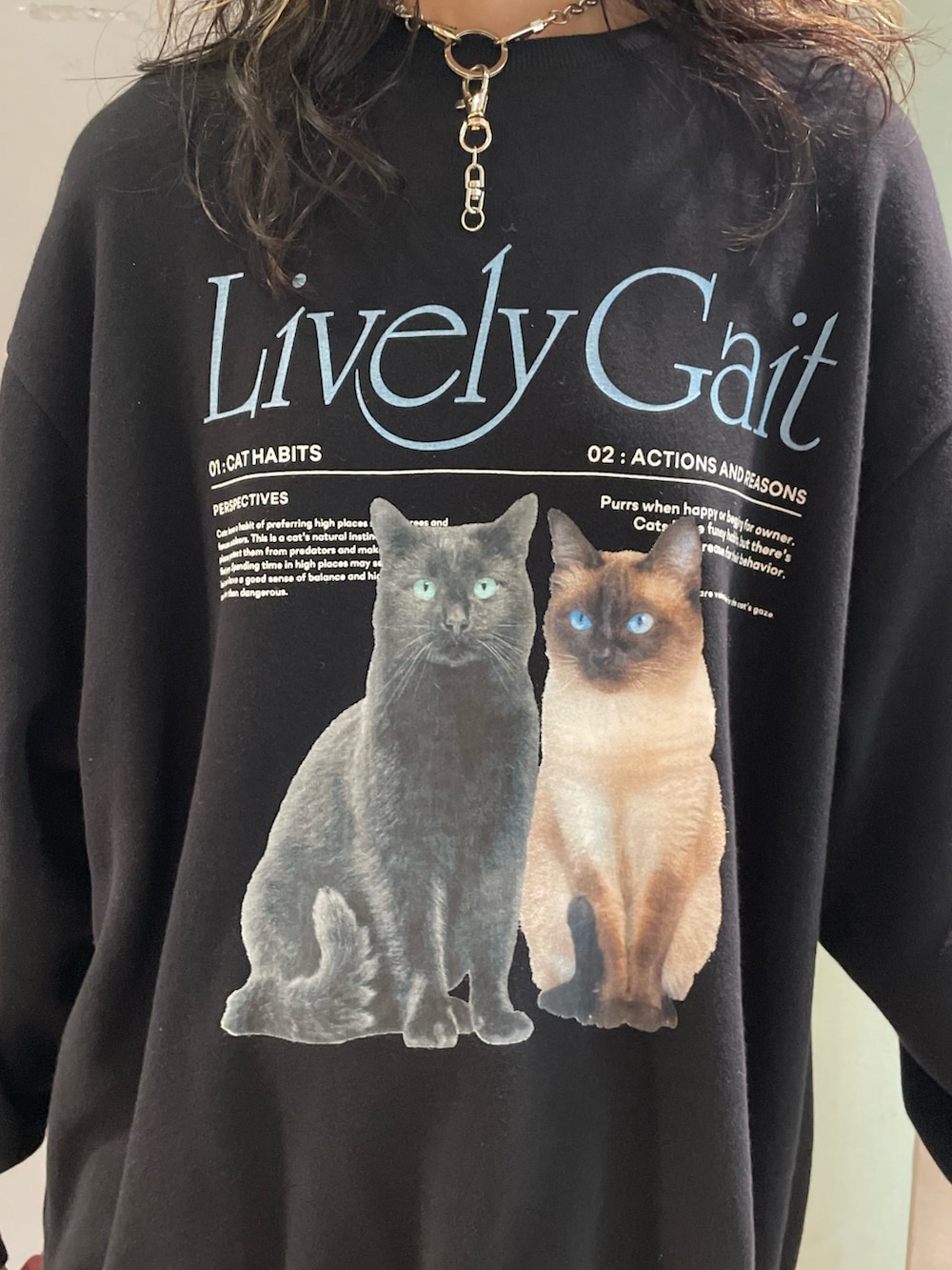 ブラック系のスウェット、ベージュ系のその他パンツ、ブラック系のハンドバッグを着用したレディースの夏コーディネートの5枚目の写真