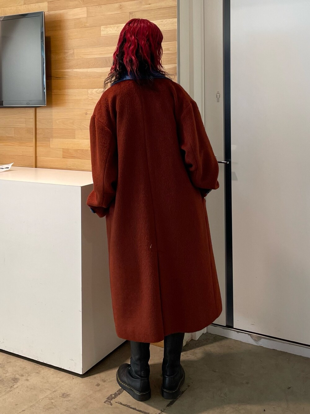 ブラウン系のチェスターコート、ホワイト系のTシャツ/カットソー、ブラック系のデニムパンツを着用したレディースの秋コーディネートの3枚目の写真